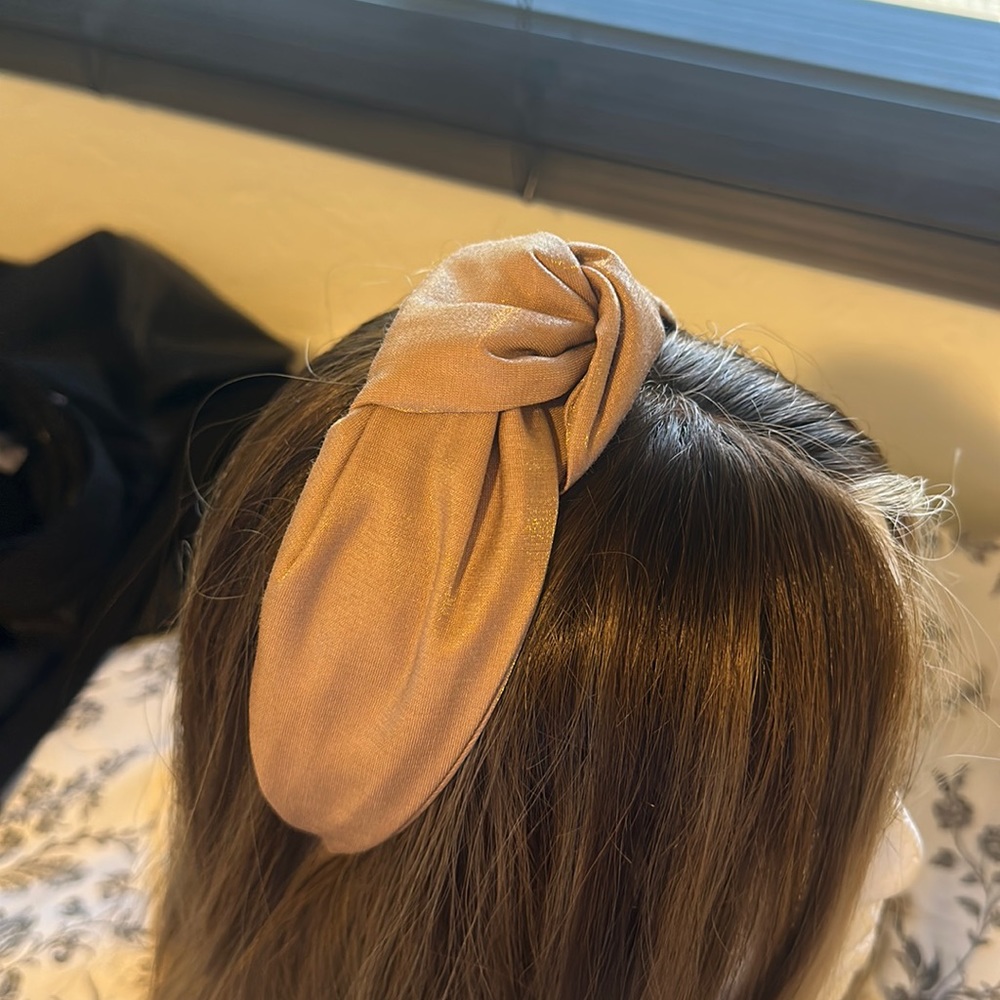 NUDE HEADBAND WITH KNOT